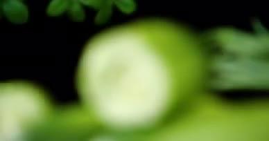 4K黄瓜新鲜黄瓜嫩黄瓜蔬菜视频的预览图